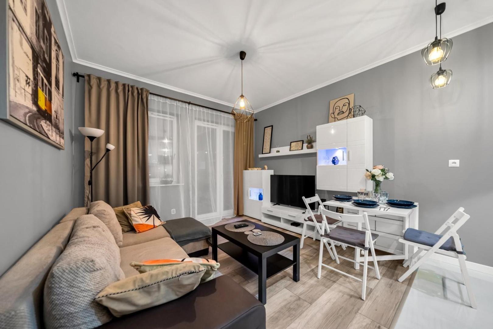 Apartament Wola - 8th Floor, Parking, Balcony - By Rentujemy *